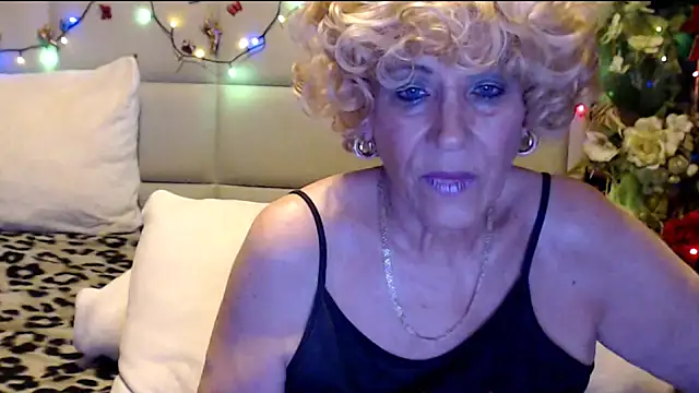 HappyWomanOn's cam snapshot