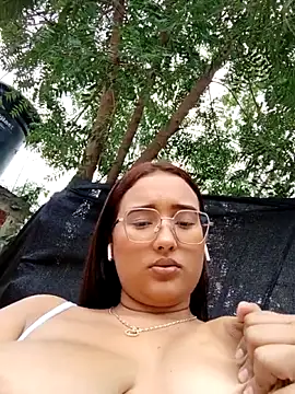 young_dairy01's cam snapshot