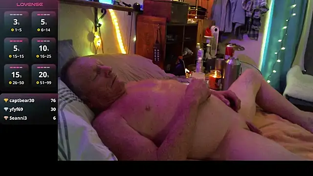 Pussyeat2please live sex cam