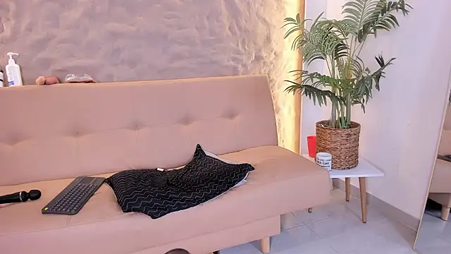 ainaah_'s cam snapshot