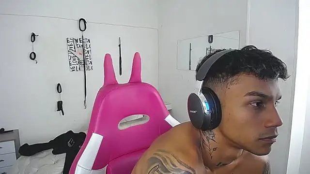 Leonard_Price live sex cam