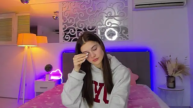 LuisaClover's cam snapshot