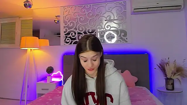 LuisaClover's cam snapshot