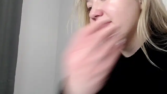 Embersweetbunny's cam snapshot