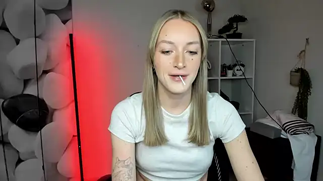 EvelynBlond's cam snapshot