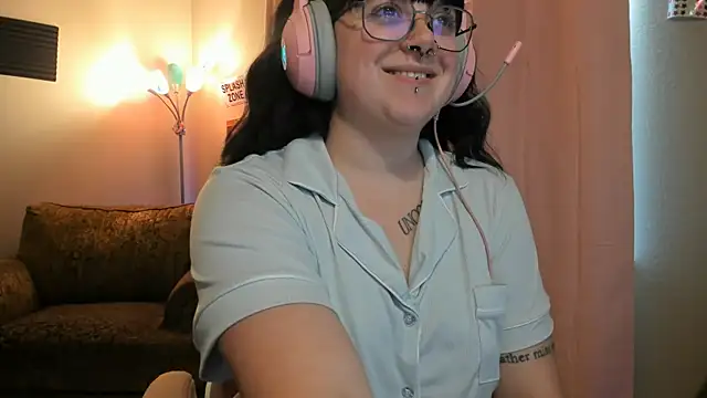 cute_aggro_gamer_girl's cam snapshot