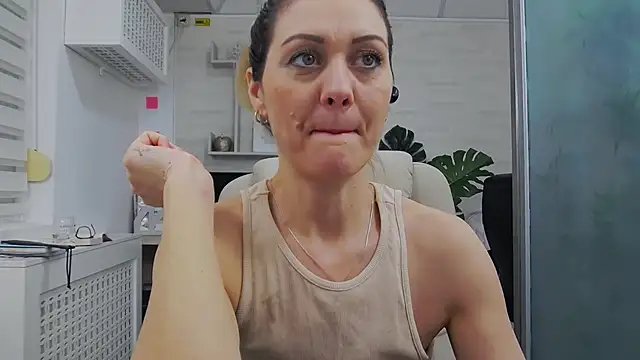 EllaMilf_'s cam snapshot