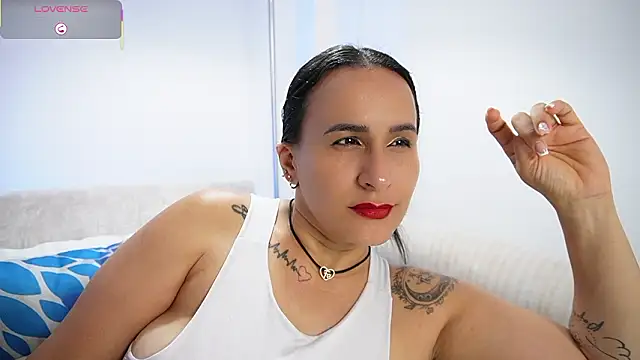 Sara_Charmy's cam snapshot