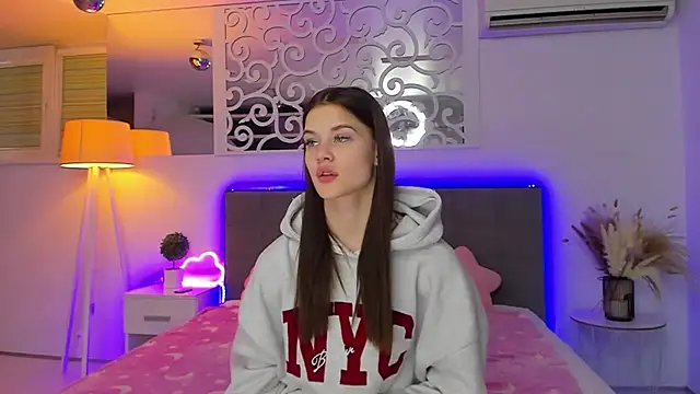 LuisaClover's cam snapshot