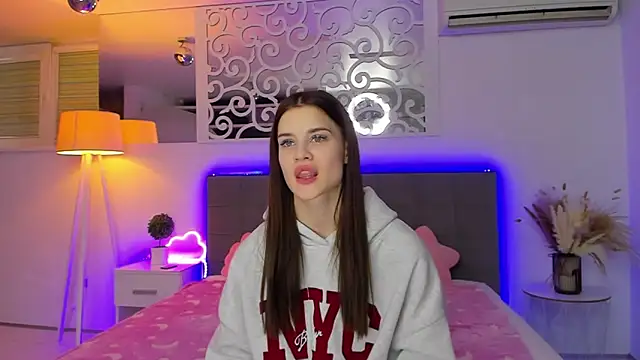 LuisaClover's cam snapshot