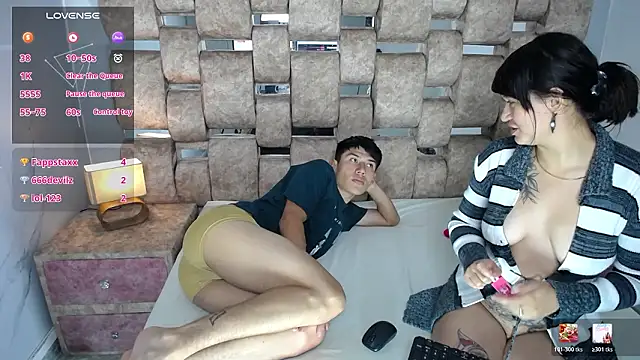 LucyyLeo's cam snapshot