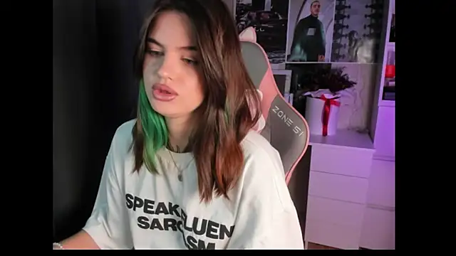 NikkieKitty live sex cam