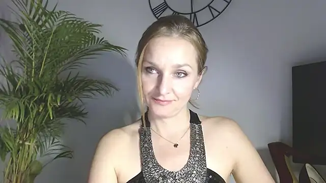 AliciaDesire's cam snapshot