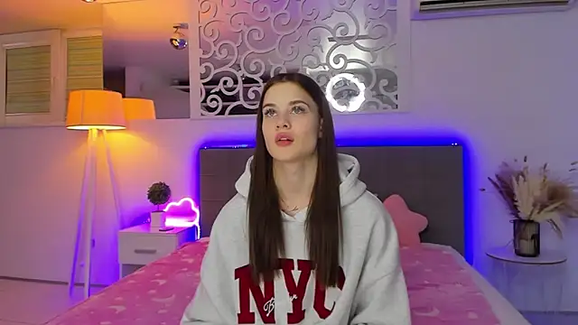 LuisaClover's cam snapshot