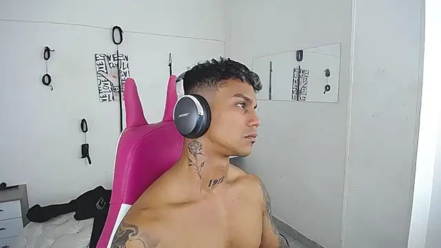 Leonard_Price live sex cam