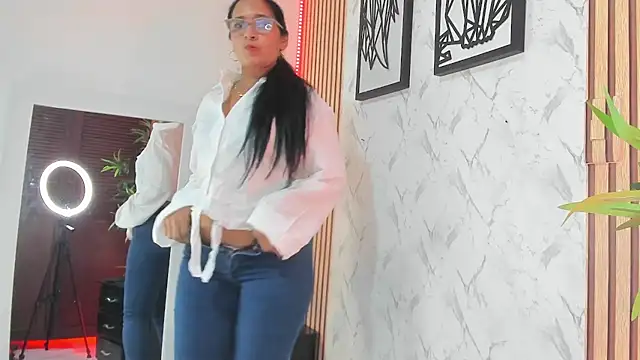 AnnaArela's cam snapshot