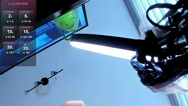 LIZ_HOLMES's cam snapshot