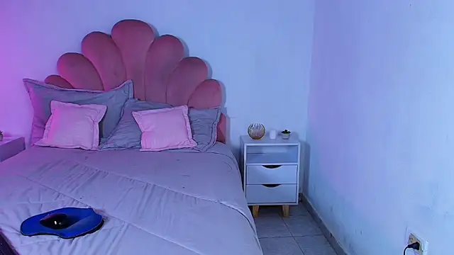 MiaColucci18 live sex cam