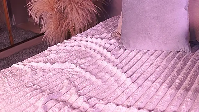 IzzyWild live sex cam