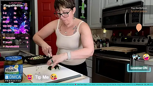 YogaHottie76's cam snapshot