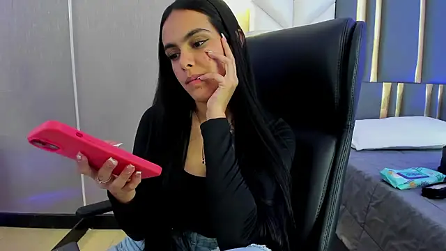 ChloeHarper_'s cam snapshot