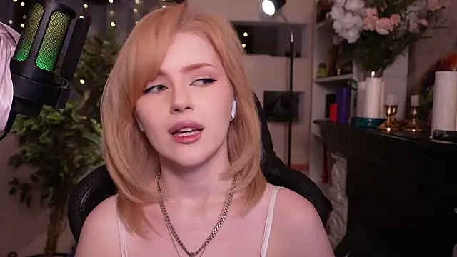 Chriss_Fox's cam snapshot