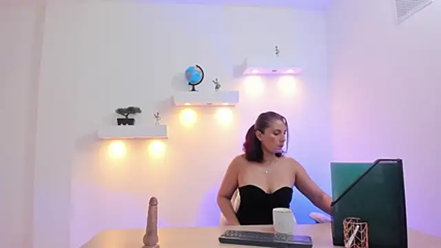 ada_mclaine's cam snapshot