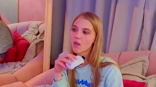 4example_Chloe's cam snapshot