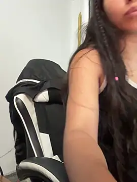 bella-black live sex cam