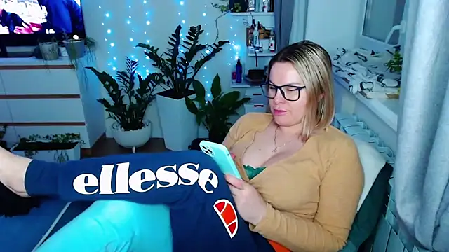 MonaLisaG's cam snapshot