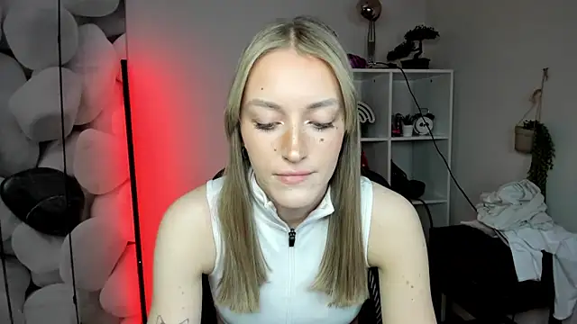 EvelynBlond's cam snapshot