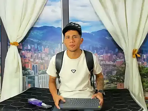 JamesAndHannah's cam snapshot