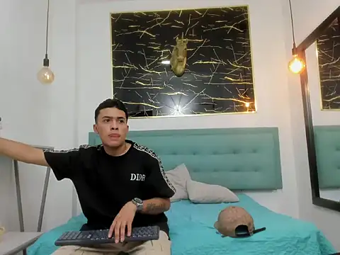 MarcusLux_'s cam snapshot