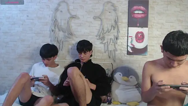 axel_milo_kairo_and_noa's cam snapshot