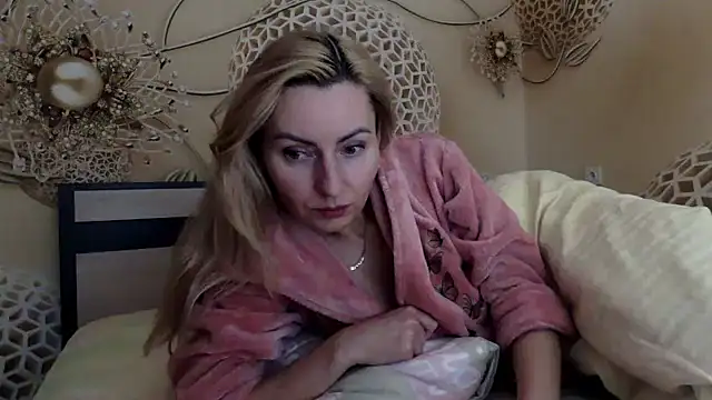 Yourrealgirl's cam snapshot