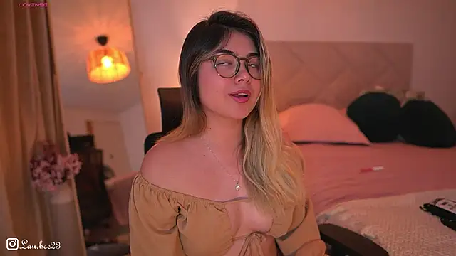 Lau_Bee's cam snapshot