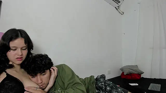 Laura_and_Kevin's cam snapshot