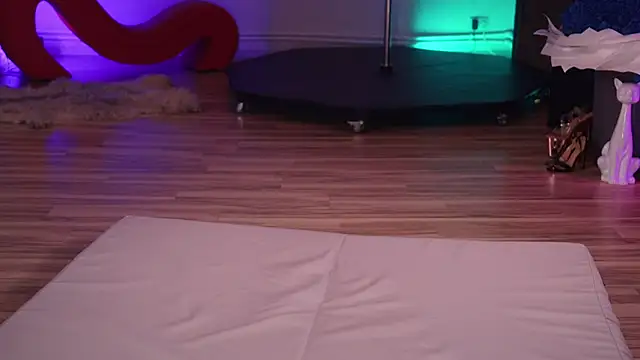 KittyCaitlin live sex cam