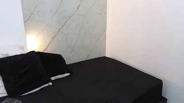 Laura_Miller1's cam snapshot