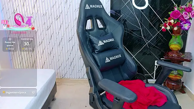 lararoberts_'s cam snapshot