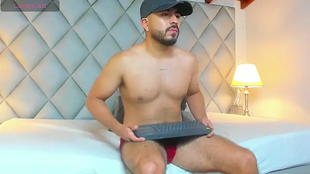 AaronVegaa live sex cam