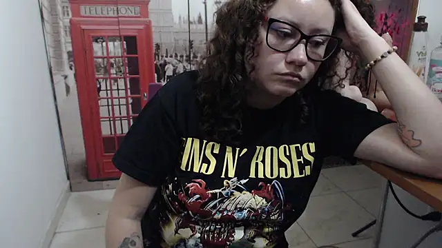 curly_greeneyed live sex cam