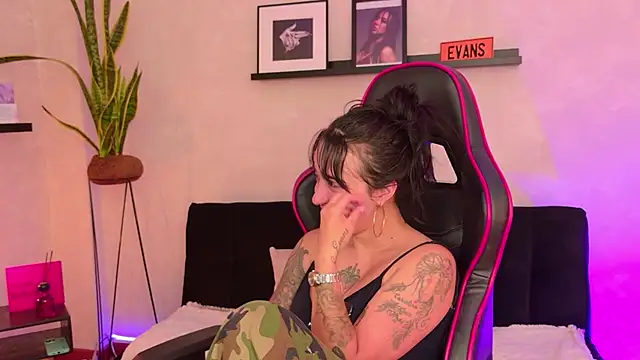 EmmyEvans1's cam snapshot