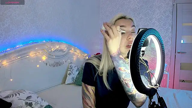 LillyMoure_'s cam snapshot