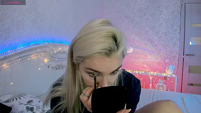 LillyMoure_'s cam snapshot