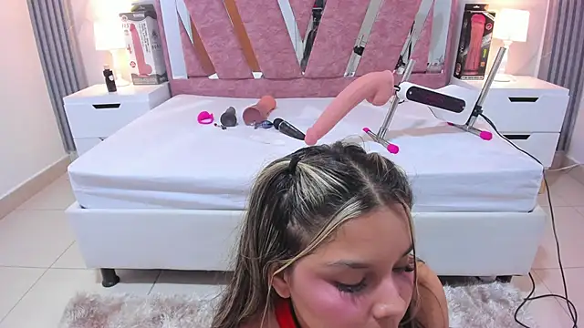 Wonderkloe_'s cam snapshot