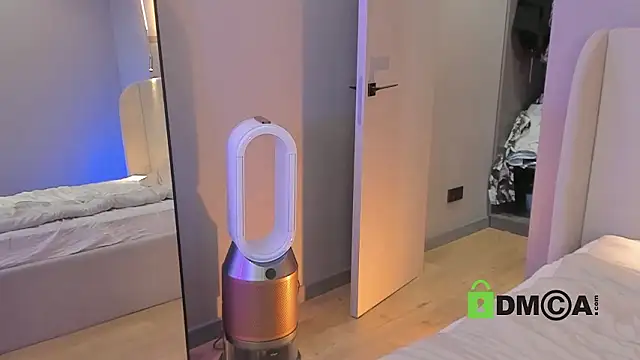 Wallflowerr live sex cam