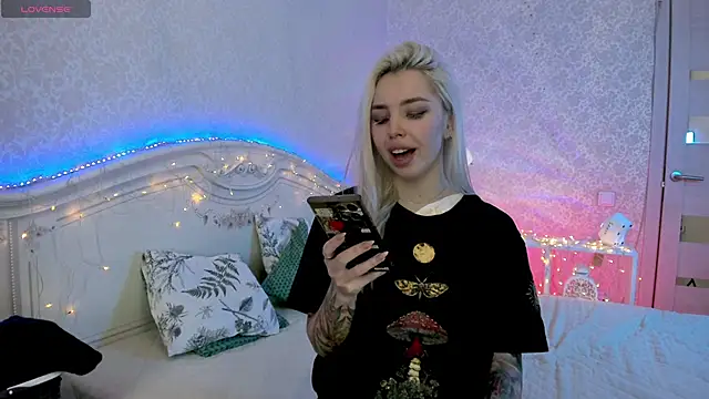 LillyMoure_'s cam snapshot