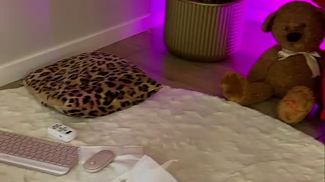 Tinydoll_XO's cam snapshot