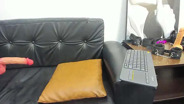 KiaraBlack_01's cam snapshot